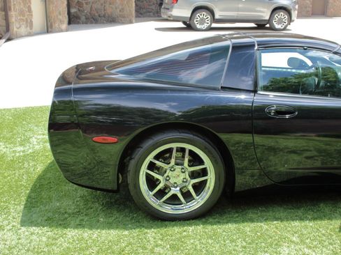 Used 1999 Chevrolet Corvette Coupe w/ Roof Pkg RWD image 21