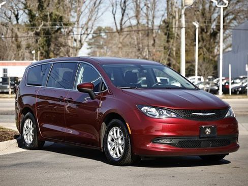 Used 2022 Chrysler Voyager LX image 11