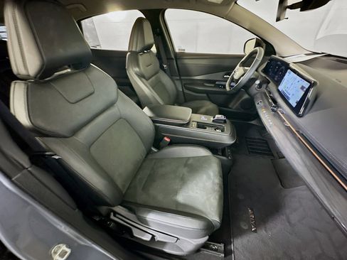 Used 2024 Nissan Ariya FWD image 29