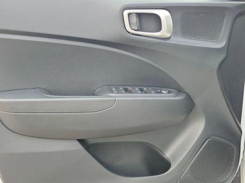 Used 2023 Hyundai Venue SE FWD image 11