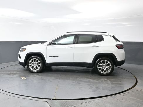 Used 2024 Jeep Compass Latitude w/ Sun and Sound Group image 11