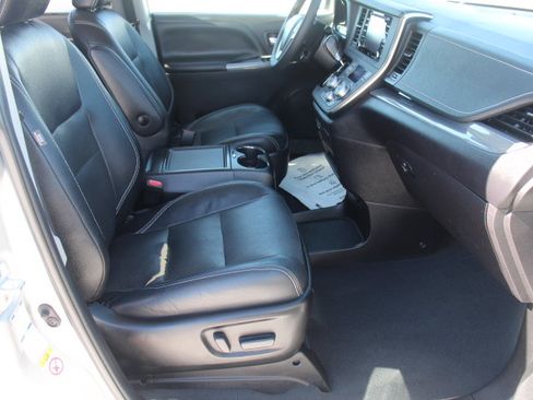 Used 2019 Toyota Sienna SE w/ SE Preferred Package AWD/4WD image 19