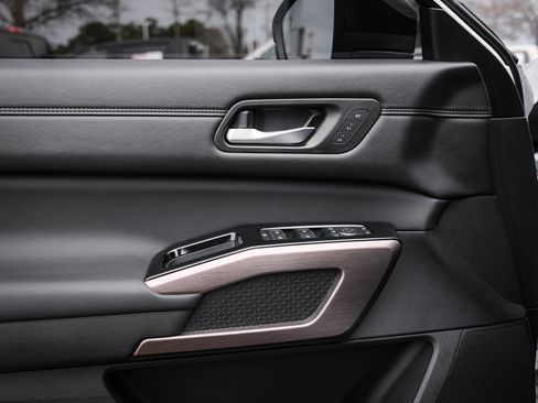 Used 2025 Nissan Pathfinder Platinum image 15