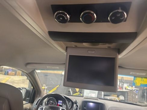 Used 2014 Chrysler Town & Country Touring image 12