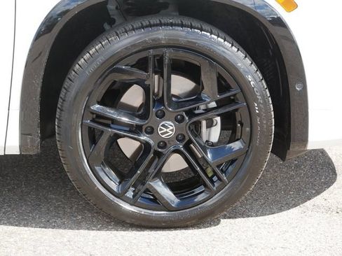 Certified 2026 Volkswagen Tiguan SE R-Line AWD/4WD image 9