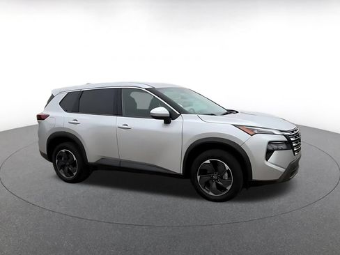 Used 2025 Nissan Rogue SV FWD image 2