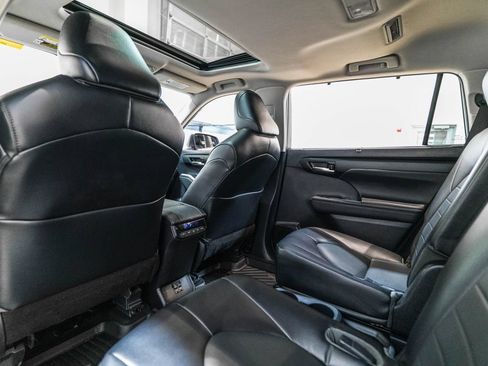 Used 2021 Toyota Highlander XLE AWD/4WD image 14