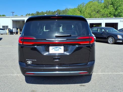 Used 2024 Chrysler Pacifica Touring-L FWD image 24