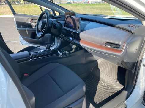 Used 2025 Toyota Prius Plug-In Hybrid image 16