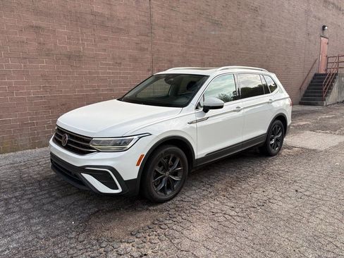Used 2022 Volkswagen Tiguan SE w/ Panoramic Sunroof Package FWD image 1