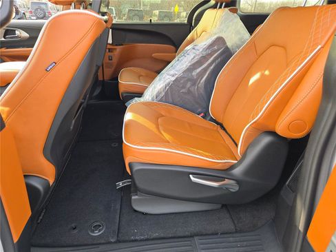 New 2026 Chrysler Pacifica Pinnacle image 19