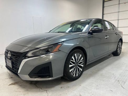 Used 2024 Nissan Altima 2.5 SV FWD image 12