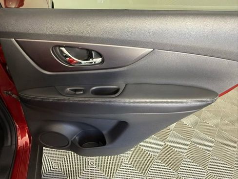 Used 2016 Nissan Rogue SV w/ SV Premium Package image 38