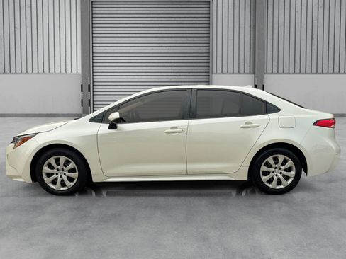 Used 2020 Toyota Corolla LE FWD image 2
