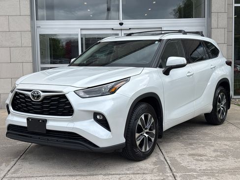 Used 2022 Toyota Highlander XLE AWD/4WD image 12