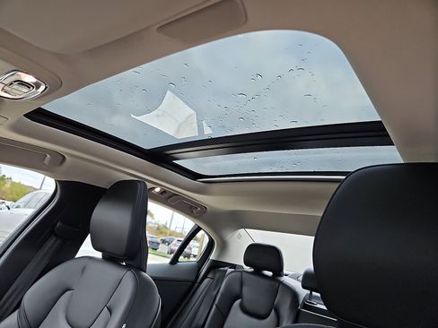 Certified 2022 Volvo S60 B5 Momentum w/ Premium Package image 14