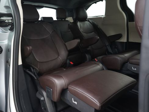 Used 2024 Toyota Sienna Platinum image 15