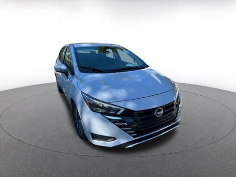 Used 2025 Nissan Versa SV image 2