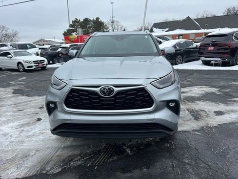 Used 2022 Toyota Highlander XLE image 3