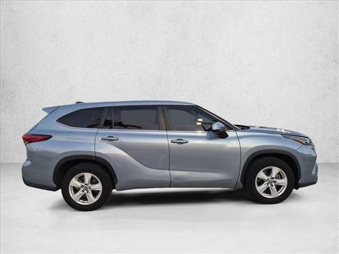 Certified 2023 Toyota Highlander LE FWD image 4