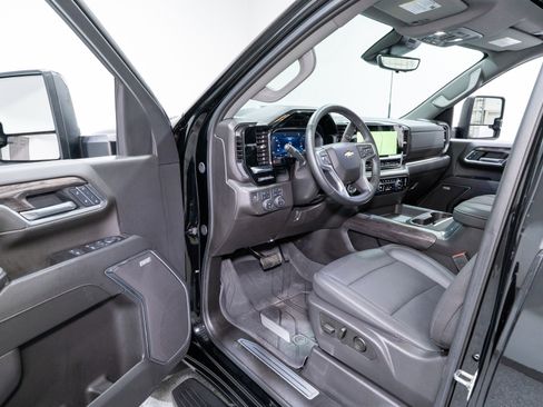 Used 2025 Chevrolet Silverado 3500 LTZ w/ LTZ Plus Package image 15