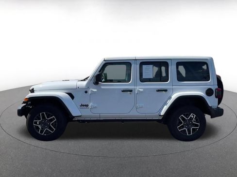 Used 2025 Jeep Wrangler Unlimited Sahara AWD/4WD image 9