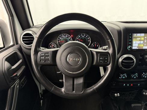 Used 2015 Jeep Wrangler Unlimited Rubicon w/ Connectivity Group AWD/4WD image 9