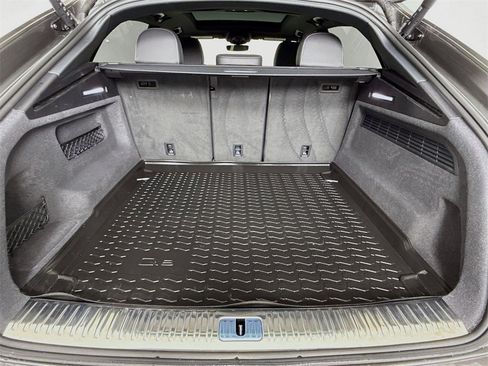 Used 2023 Audi Q8 Premium image 26