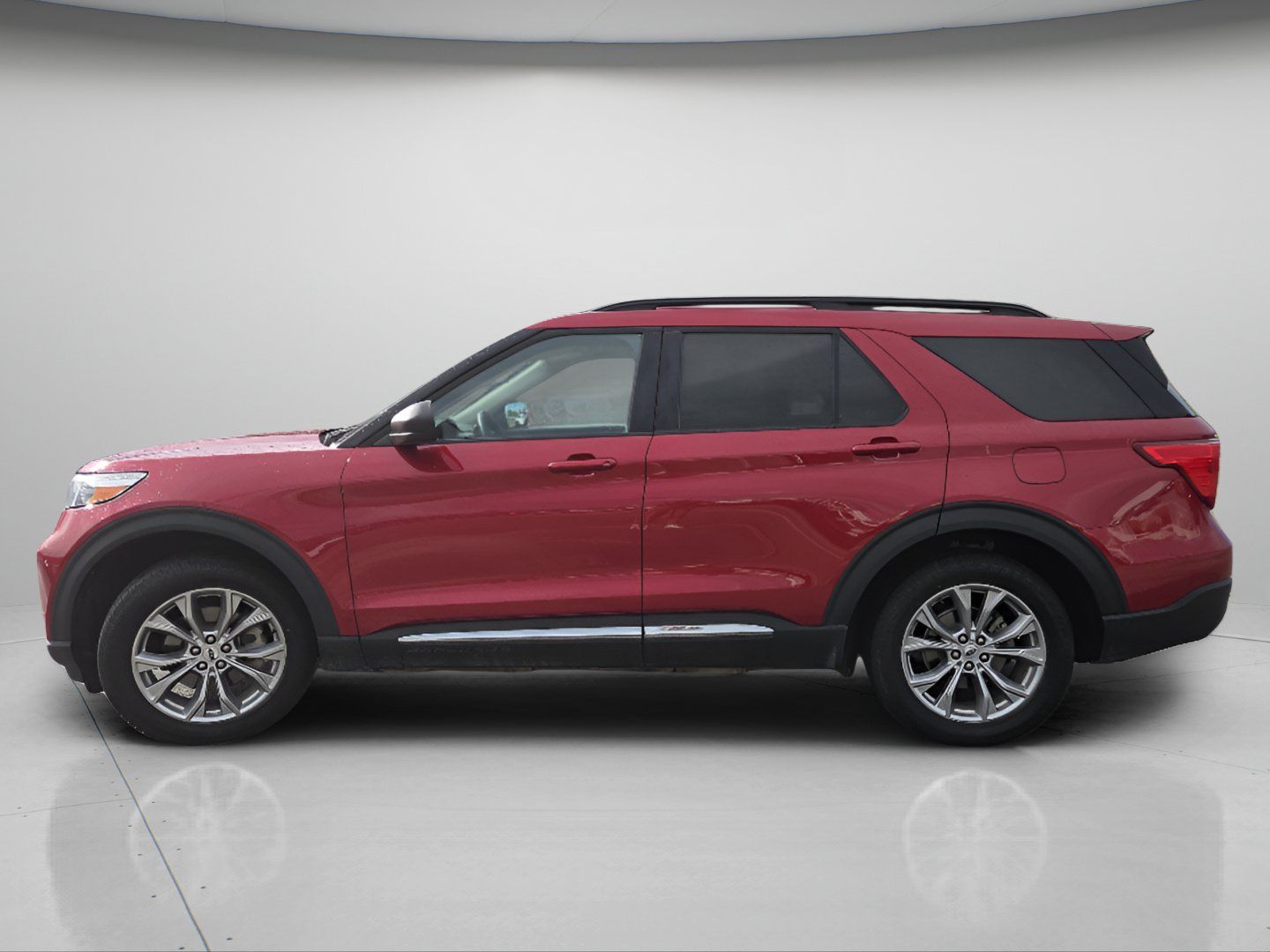 Used 2023 Ford Explorer XLT w/ Equipment Group 202A AWD/4WD image 19