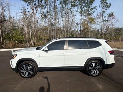 Used 2025 Volkswagen Atlas SE image 2