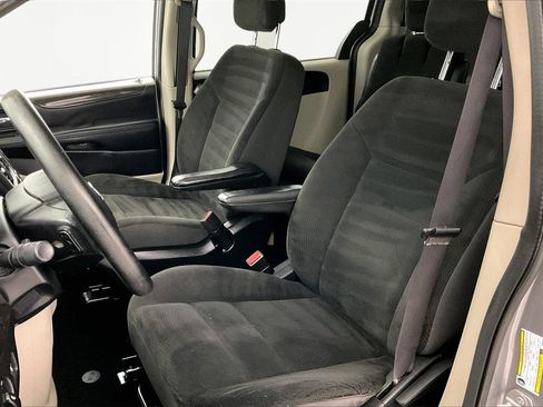 Used 2019 Dodge Grand Caravan SE w/ UConnect Hands-Free Group image 16