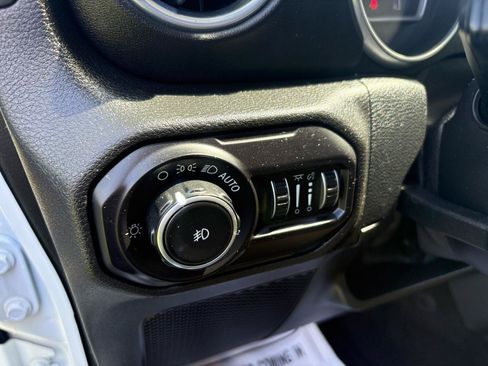 Used 2018 Jeep Wrangler Unlimited Sahara AWD/4WD image 10