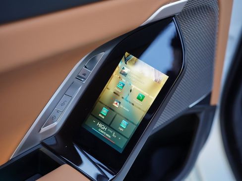 Used 2023 BMW 740i w/ Parking Assistance Package image 38