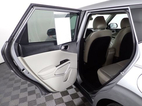 Used 2025 Kia Soul LX w/ LX Technology Package FWD image 28