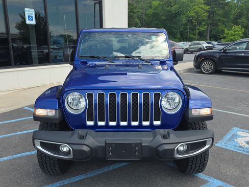 Used 2018 Jeep Wrangler Unlimited Sahara w/ Cold Weather Group AWD/4WD image 14
