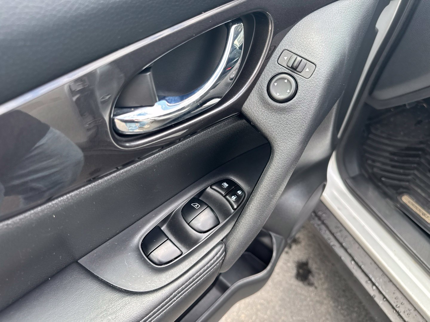 Used 2018 Nissan Rogue SV AWD/4WD image 19