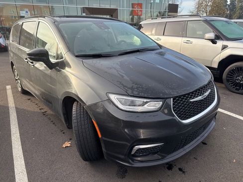 Used 2023 Chrysler Pacifica Touring-L image 1