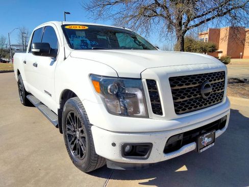 Used 2019 Nissan Titan SV w/ SV Convenience Package image 3