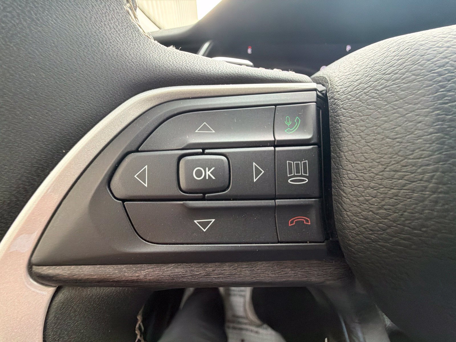 Used 2023 Jeep Grand Cherokee Limited AWD/4WD image 16