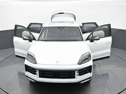 Certified 2025 Porsche Cayenne AWD/4WD image 31