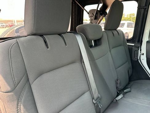 Used 2019 Jeep Wrangler Unlimited Sahara AWD/4WD image 32