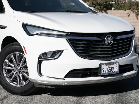 Used 2023 Buick Enclave Essence image 9