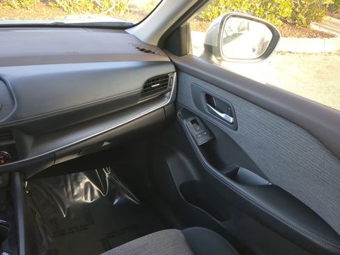 Used 2023 Nissan Rogue SV image 17