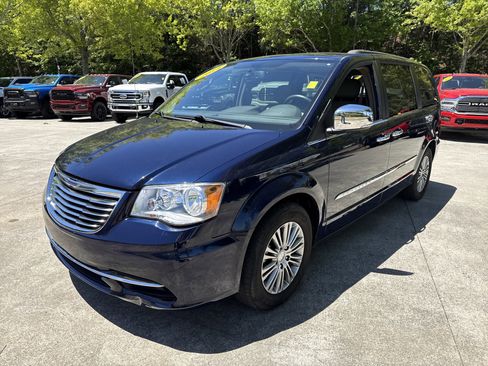 Used 2014 Chrysler Town & Country Touring-L w/ Driver Convenience Group FWD image 3