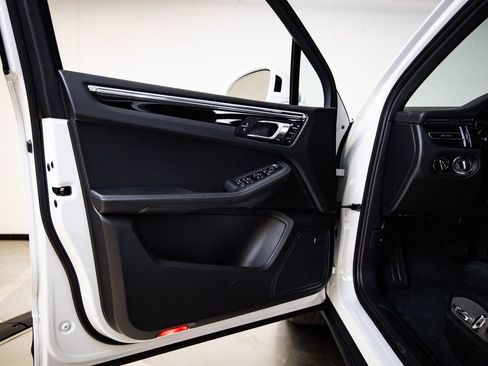 Certified 2026 Porsche Macan image 23