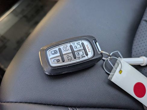 Used 2024 Chrysler Pacifica Touring-L FWD image 35
