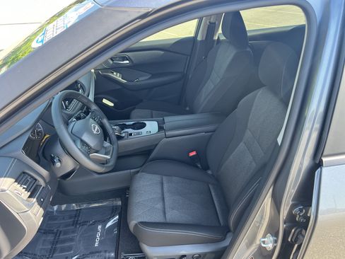 Used 2025 Nissan Rogue SV FWD image 13
