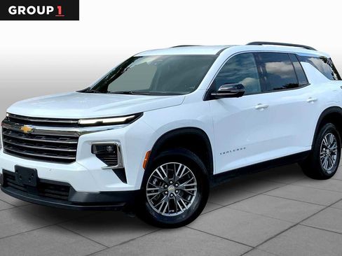 Used 2024 Chevrolet Traverse LT image 1