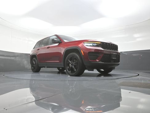 Used 2023 Jeep Grand Cherokee Altitude image 9