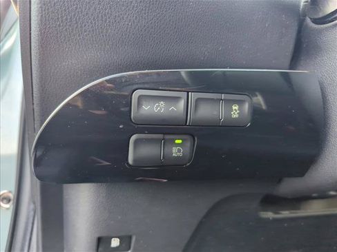 Used 2017 Toyota Prius Three Touring w/ Carpet Mat Package FWD image 13